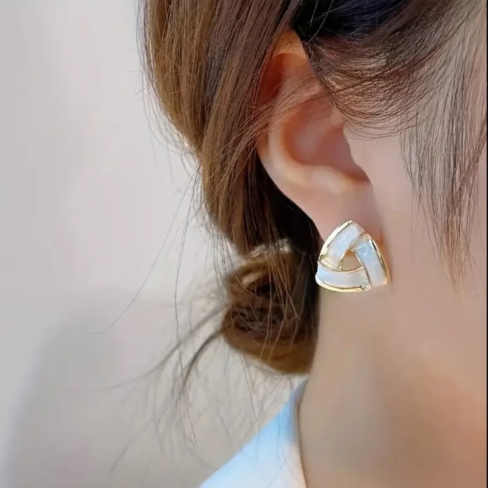 🌸Elegant GoldTone Geometric Triangular white ivory enamel Swirl earrings